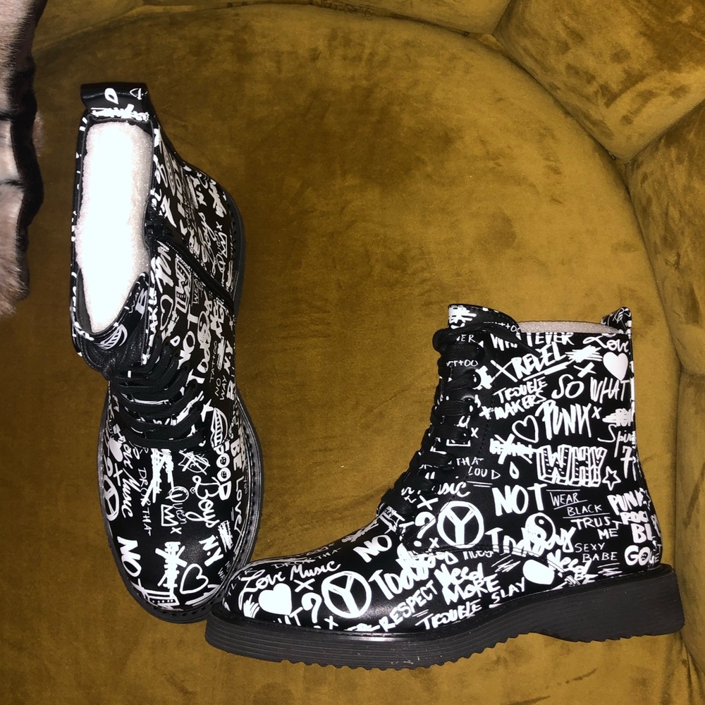 ✨It’s Black and White Boots✨